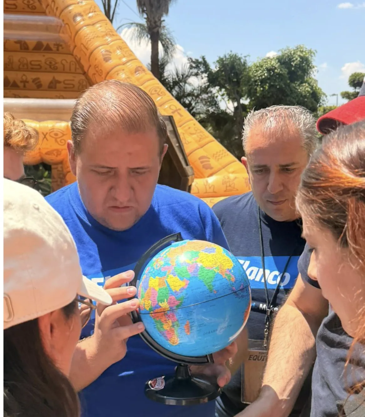 Equipo resuelve un enigma con globo terráqueo frente a pirámide temática en la experiencia Indiana Jones de TEAMS en Guadalajara