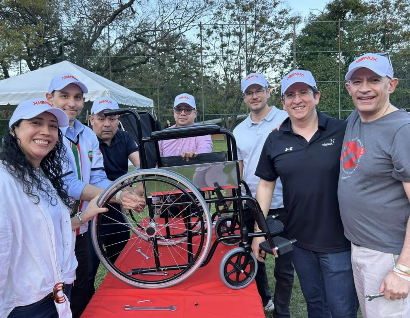 Equipo corporativo presenta una silla de ruedas armada durante el reto de impacto social de TEAMS en Monterrey